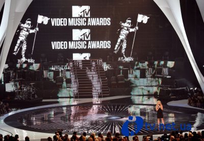 MTV Video Music Awards 2010: Lady Gaga  8 , Taylor Swift  Kanye West ,      Justin Bieber