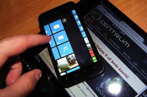   LG Optimus Black  WP7