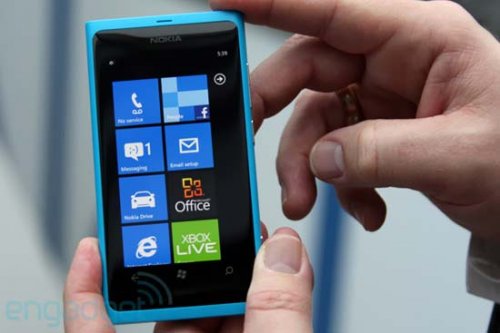   Nokia Lumia 800  710