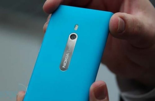   Nokia Lumia 800  710