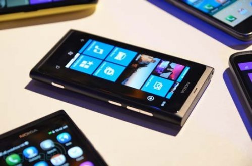   Nokia Lumia 800  710