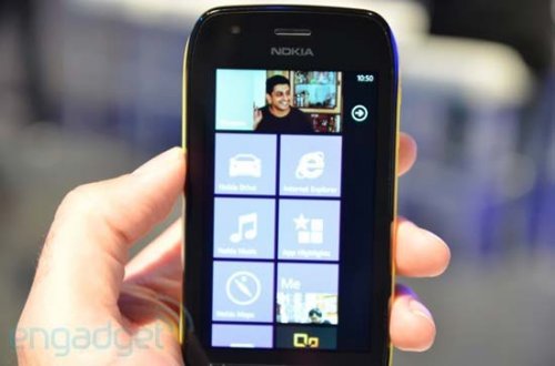   Nokia Lumia 800  710