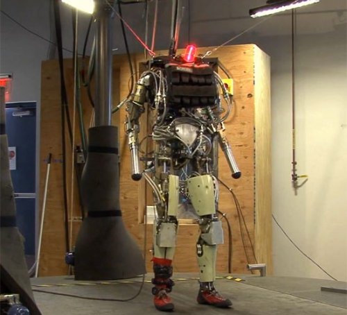 Видео дня: робот PETMAN научился приседать и отжиматься