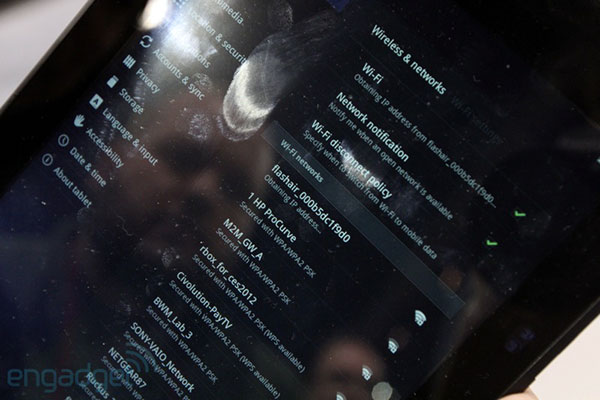 CES 2012: Toshiba FlashAir    SD    Wi-Fi