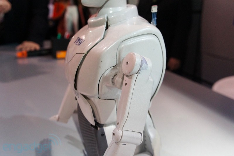 CES 2012: mRobo     TOSY Robotics   
