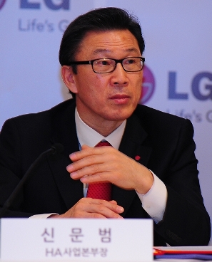 LG         2012 