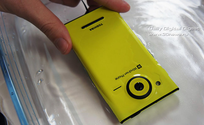 MWC 2012: смартфон Fujitsu Toshiba IS12T под водой и на воздухе