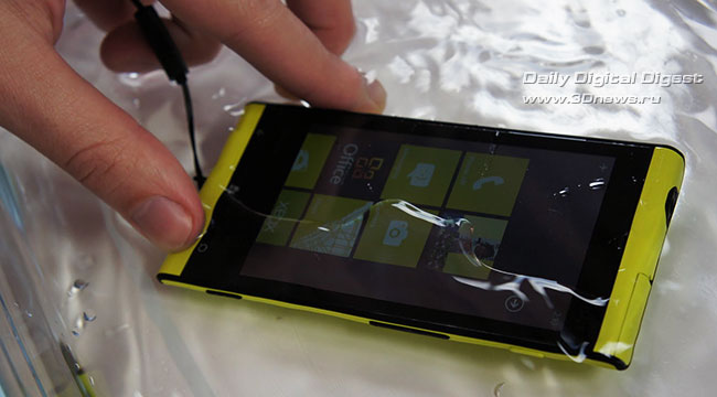 MWC 2012: смартфон Fujitsu Toshiba IS12T под водой и на воздухе