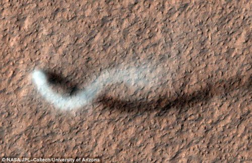 Космический зонд сфотографировал на Марсе «песчаного дьявола»