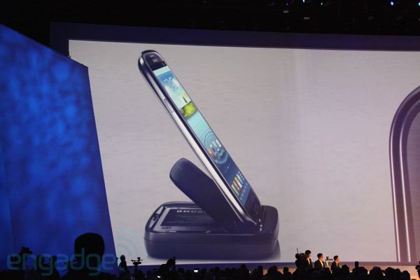 Samsung продемонстрировала аксессуары для Galaxy S III: MP3-плеер S-pebble, адаптер AllShare Cast
