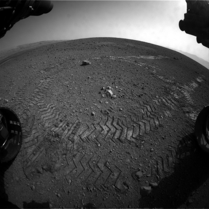 Фото дня: марсоход Curiosity наследил на месте посадки и отправился в горы