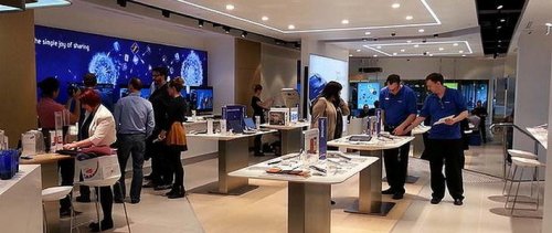 Samsung   Apple Store