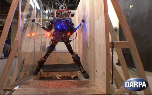 Новый двуногий робот от Boston Dynamics способен преодолевать сложные препятствия