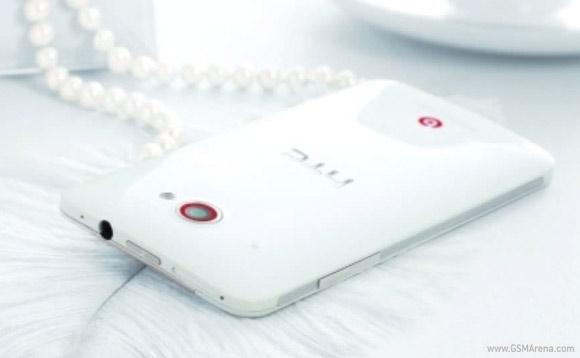  HTC Deluxe DLX    HTC Droid DNA