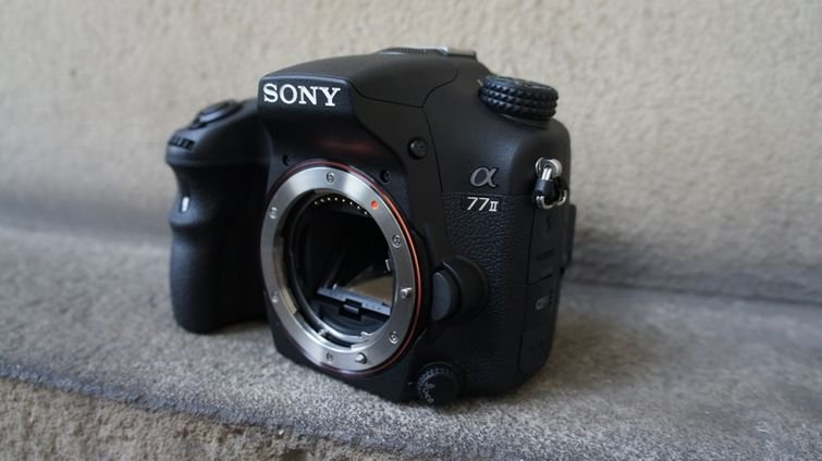 Sony  DSLR- SLT-A77 II  79-  