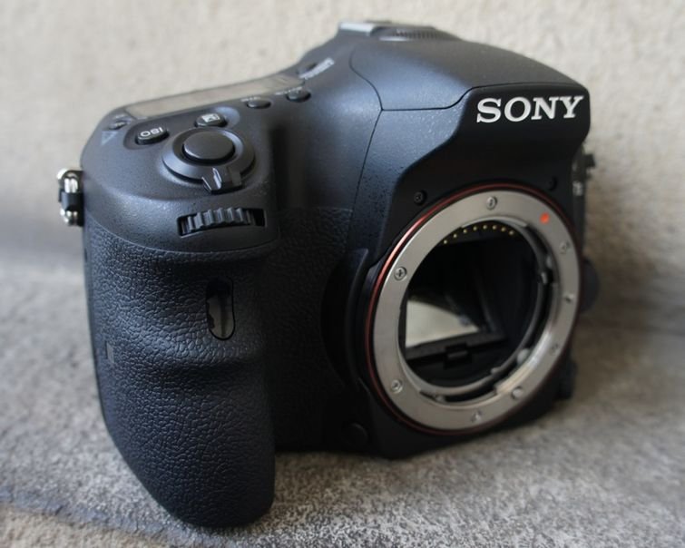 Sony  DSLR- SLT-A77 II  79-  