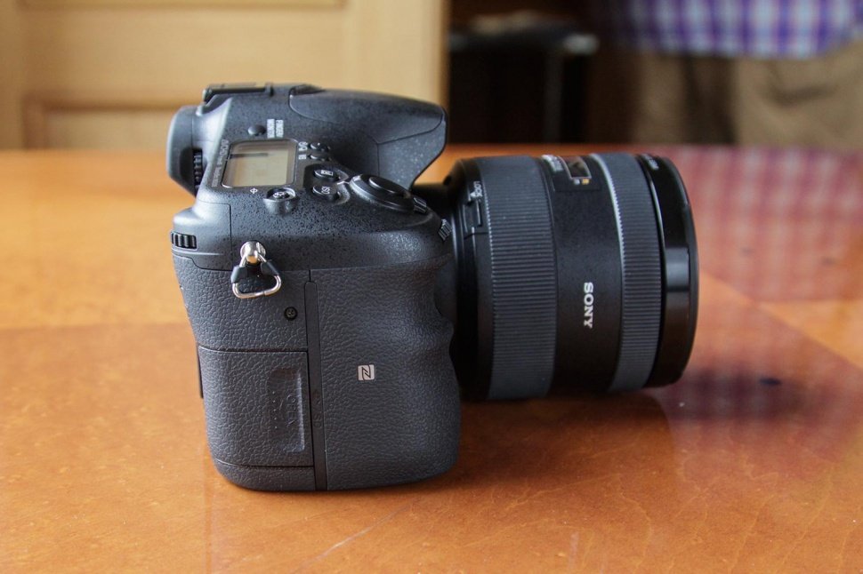 Sony  DSLR- SLT-A77 II  79-  